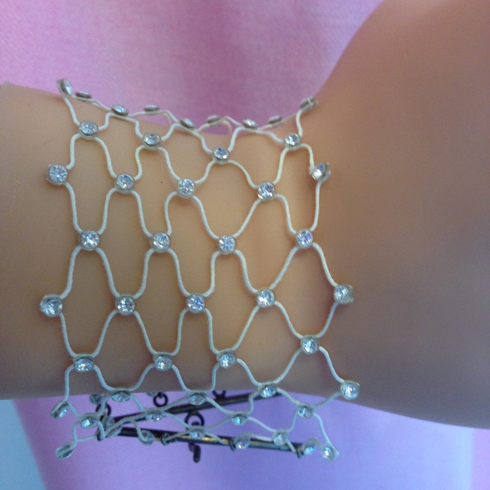 Lightweight crystal bracelet